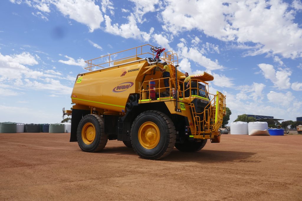 Shermac RS5000 off-road water cart for NRW, operator on access platform on WA red dirt site
